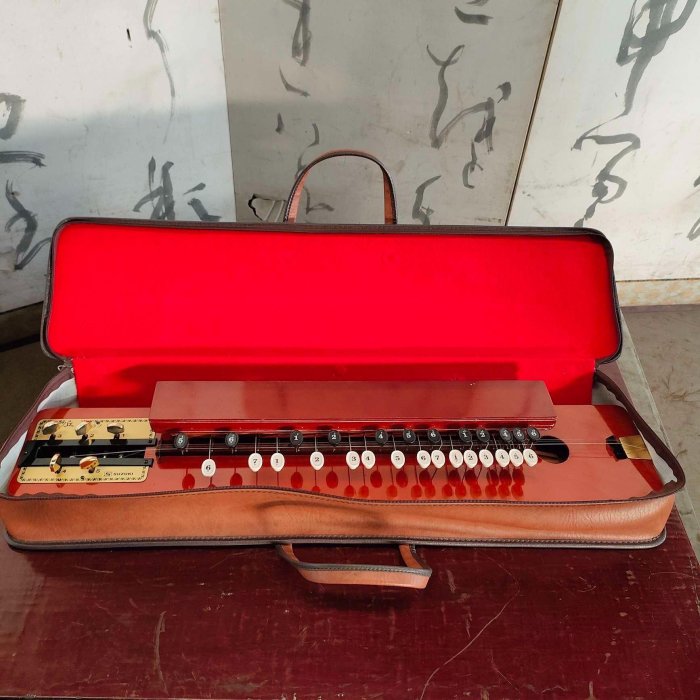 【二手】鈴木大正琴，砂丘原聲，電聲兩用款，保存完好，就三根弦了，無擦痕劃痕，帶原盒，品相如圖 喜歡的看好再，物品不158633古玩 收藏 擺件