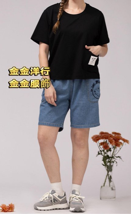 現貨4L號深藍色-童趣設計師日系森林系加大尺碼 修身寬鬆版型 寬鬆服飾 彈性吸汗棉 字母熊側口袋短袖上衣-金金洋行金金服飾