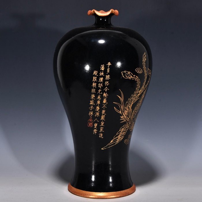 宋汝窯黑釉包口銘文鎏金刻鳳紋花口梅瓶，高41厘米，直徑22厘米舊藏古董
