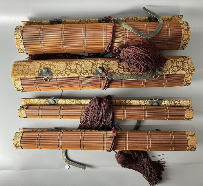 古玩輕鬆拍】老日本昭和時期刺繡花紋布邊雕刻銅鉤大竹簾2大2小附原裝木