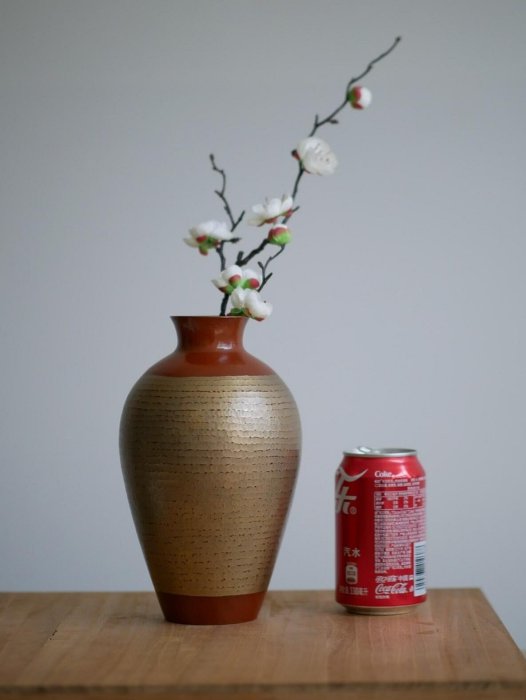 日本玉川堂手工銅花瓶，紫銅敲製兩種金彩紋路，高22公分，1斤重，包漬