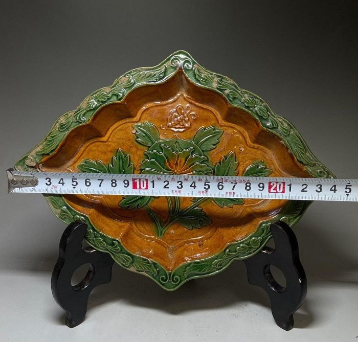 ​必見美品 中国古美術 古磁 遼三彩 赤峰窯 貼花紋 香合 粉盒 希少品 舊藏老窯瓷器遼三彩盤三彩釉色雕花牡丹紋胎質厚重雕工精細器型規整尺寸