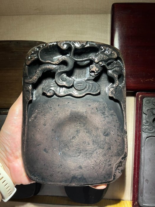 明代隨型子石蒼龍橫沼端硯，石出端溪，可見火捺蕉葉白彩帶等石品。硯做
