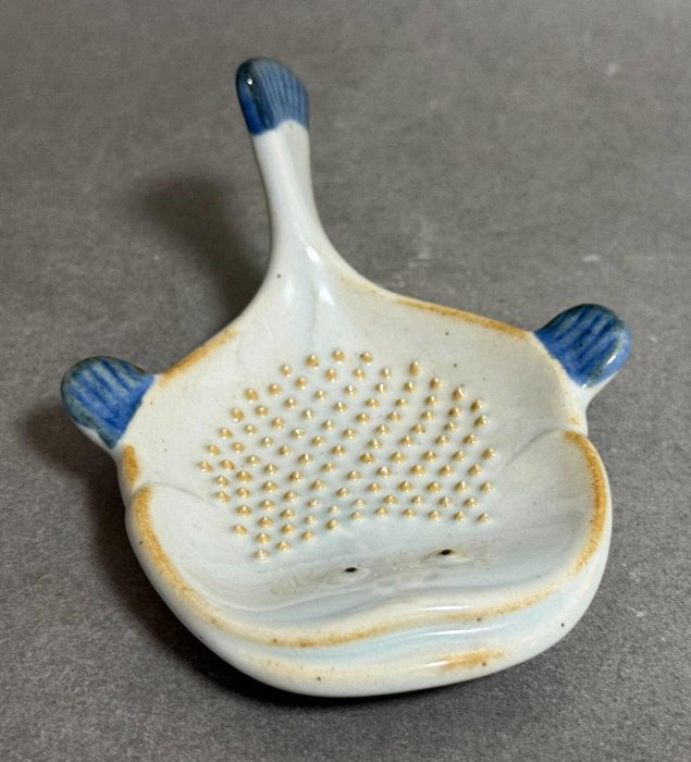 嚴選日本回流初代三浦竹泉篩月庵時期鯰魚小皿，粗陶手工藝搭配藍白釉面
