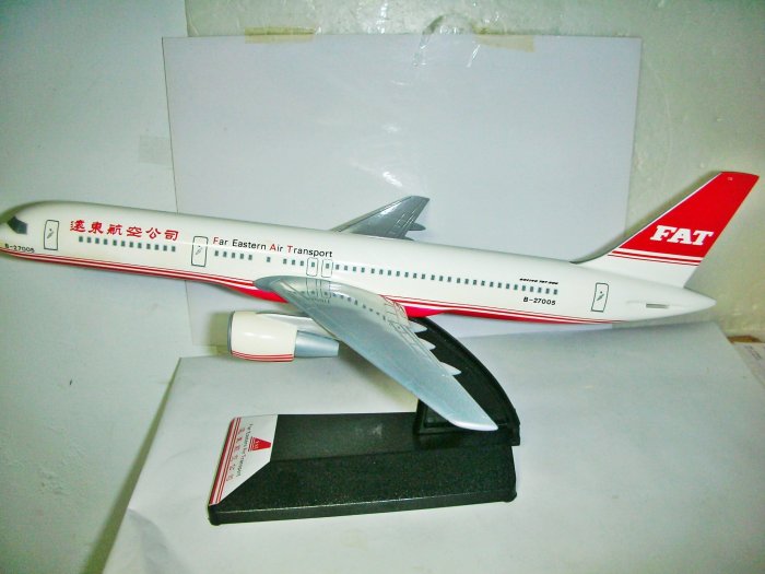 B757-200 FAT 1/400ダイキャストモデル　遠東航空　展示ケース付き B757-200 FAT 1/400ダイキャストモデル 展示ケース付き
