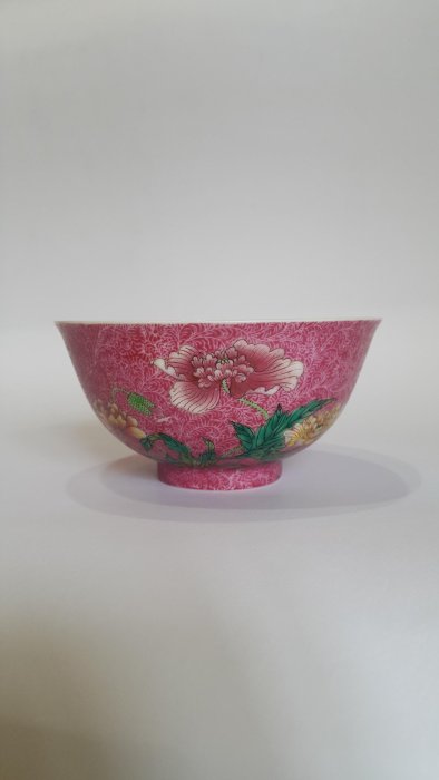 1.清代乾隆琺瑯彩胭脂紅錦上添花花卉紋碗《乾隆年製》款。2.高：6公分