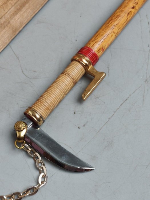 鎖鎌十手　室町時代　雲龍作　模造品 嚴選日本vintage木村雲龍雲庵作鎖鐮十手模型全長約26cm 藤纏手把紅色