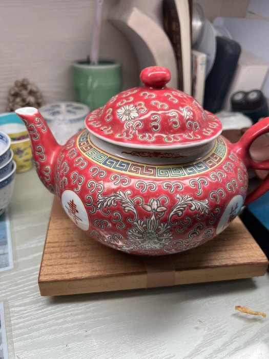 日本回流景德鎮老粉彩萬壽無疆茶壺，紅底白花手繪工藝，壺身雕琢壽字與