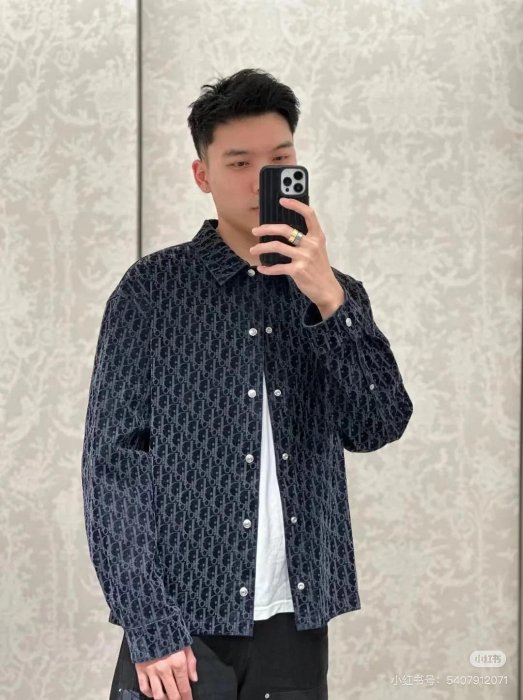 Dior*25s春夏限定襯衫夾克棉混紡牛仔布Oblique滿印襯衣式牛仔夾克外套， 這款外套襯衫來自 DIOR AND KAWS 限定系列。