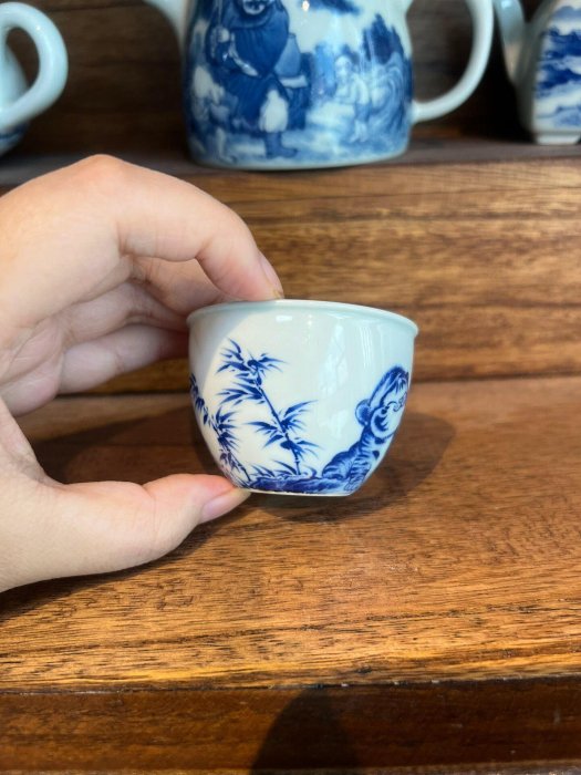 嚴選景德鎮青花手工小茶杯，胎質細膩釉色均勻，杯身精繪竹與老虎圖案