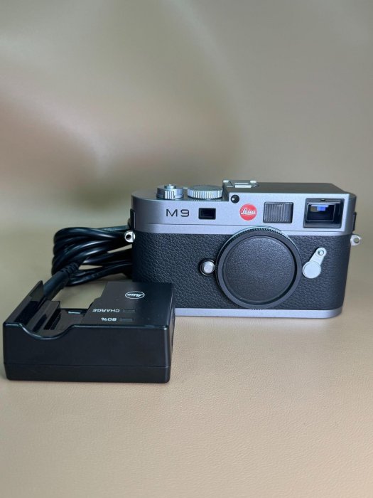 徠卡M9經典旁軸相機，機械菜單詳圖，自認九七新，快門8000次，附原廠低通濾鏡、電池與充電器。 CCD 相機 低通 濾鏡