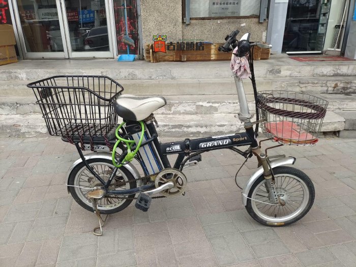 折疊 鋰電 電動車 新換電池 48V電動行車  使用完好功能一切正常 十分小巧輕便可折疊 電池是新換一年花五百多 平時很少騎行  含車鎖后車簍  南開 景湖里提