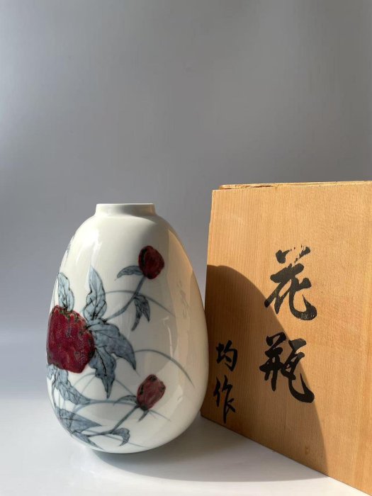 中島均昭和12年創作石榴花紋花瓶，高25公分，實弟人間國寶中島宏繼承之