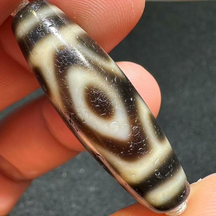 嚴選牙黃手工珠虎牙金剛三眼天珠，尺寸約39x13mm，適合收藏文玩天珠