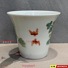 洪憲年制款粉彩洞石花卉紋馬蹄杯/茶杯。 尺寸：杯高約6.3厘米，杯口