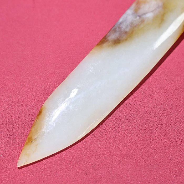 臻品舊藏，和田白玉玄鳥柄型器， 包漿厚重，沁色入骨，工藝精湛，犀利