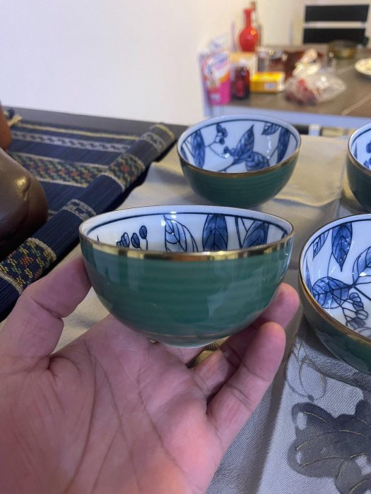 嚴選年代久遠的綠釉青花茶杯，無損保存備收藏家，金邊美工精湛尺寸cm4