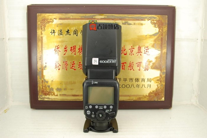 佳能 600EX-RT 閃光燈 原 外接專業機頂燈 TTL動同步 可置換 物件情況單閃光燈含底座只是為立起來方便拍用）； 閃光燈整體成色較新外觀輕微使用痕跡