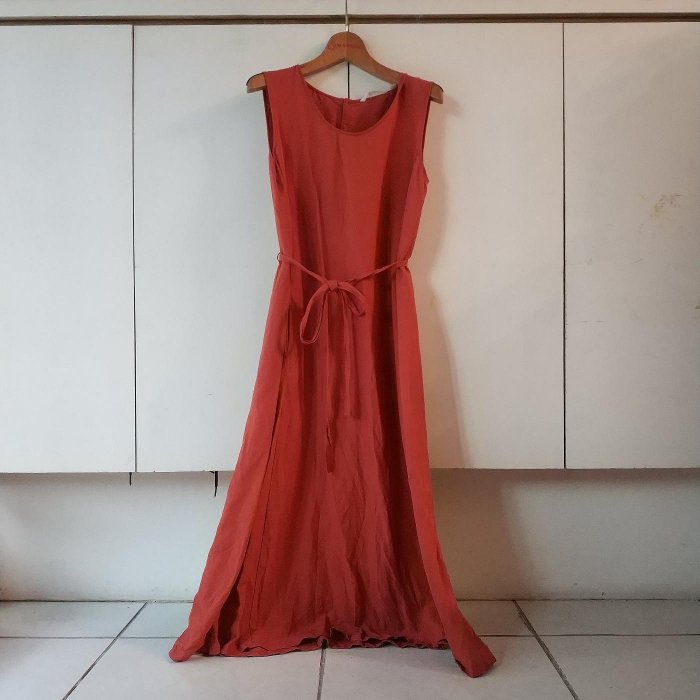 【米倉】二手百貨專櫃女裝日本優衣庫uniqlo亞麻無袖連身裙圓領無袖洋裝綁帶熱帶度假風磚紅色西瓜紅