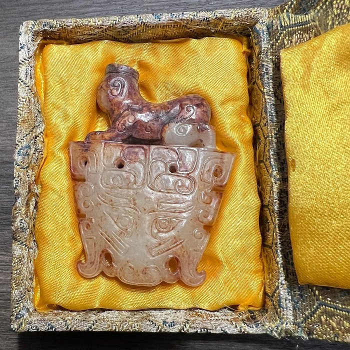 春秋時期和闐玉人面獸身翼獸獸面紋玉珮飾《重約57公克，尺寸62x48x11mm