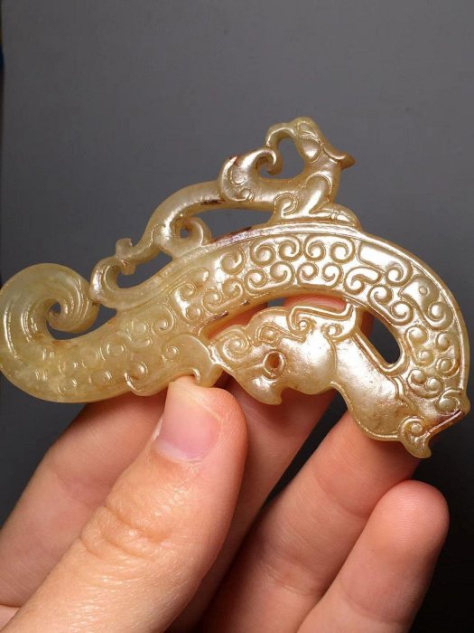 嚴選和闐玉龍鳳佩，老玉雕工精緻，呈現龍鳳呈祥，尺寸7公分，重20克