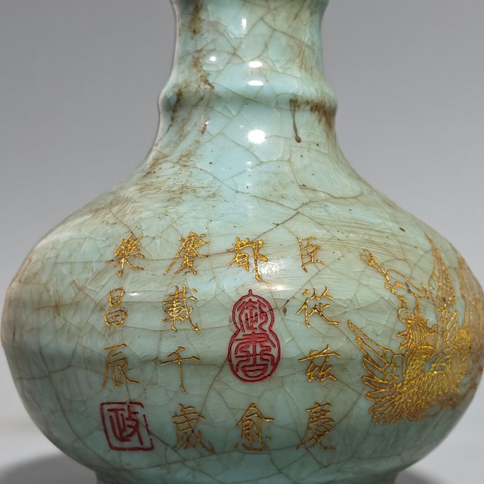 收藏品！宋官窯汝瓷冰裂紋冰花刻字描金賞瓶擺件：該器型規整、皮殼老辣