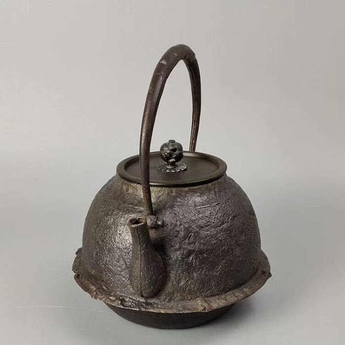 明治時期京都釜師木越三右衛門炮口鐵壺，圓形紋路，銀象嵌提梁，實用款