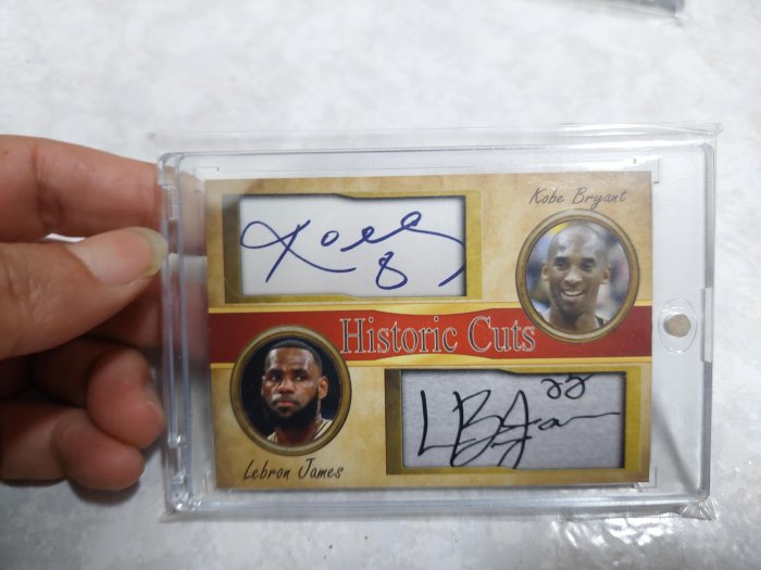 Kobe Bryanr + Lebron James 非親筆簽名卡，贈送磁吸卡夾