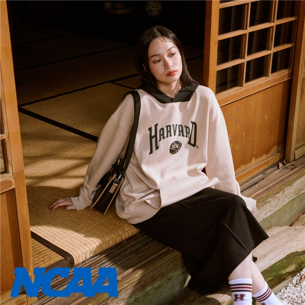 NCAA 帽T 哈佛 HARVARD 卡其黑 落肩 連帽T 中性 7351105432