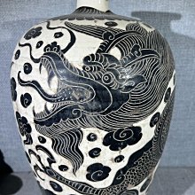 ※中国古美術/磁州窯黒掻落龍紋大梅瓶/北宋代/ 宋代磁州窯龍紋大梅瓶品相如圖，器型規整，釉面瑩潤古樸，黑白分明，刮