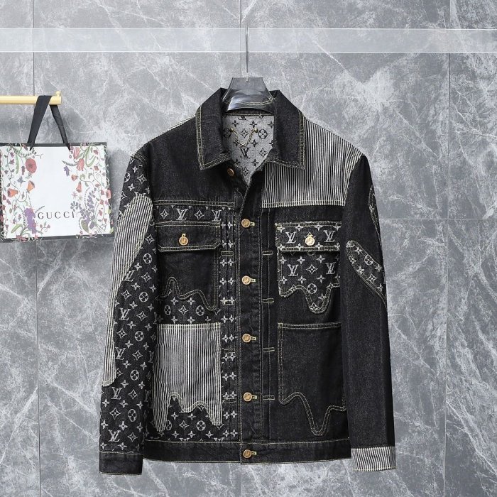 LV 聯名nigo SS新款拼接老花牛仔外套,內搭外搭都可以,這一季的單品以扎染為主,復古濃郁的色彩感採用針織牛仔棉布製作
