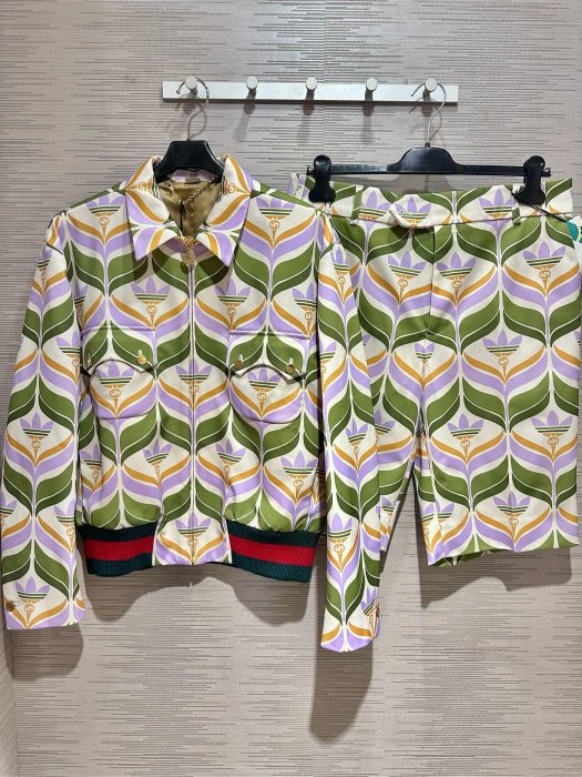 【EZ兔購】正品 GUCCI 古馳 聯名 愛迪達 adidas 滿版 GG 意大利製 短褲 +外套 套裝 滿版 現貨 XS ~ XL