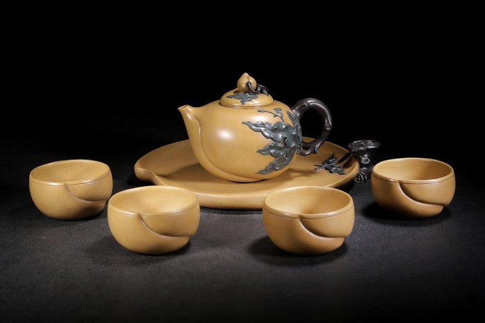 珍藏紫砂壺：壽桃六件套底款：汪寅仙品尺寸：壺159cm，杯74cm，盤243cm