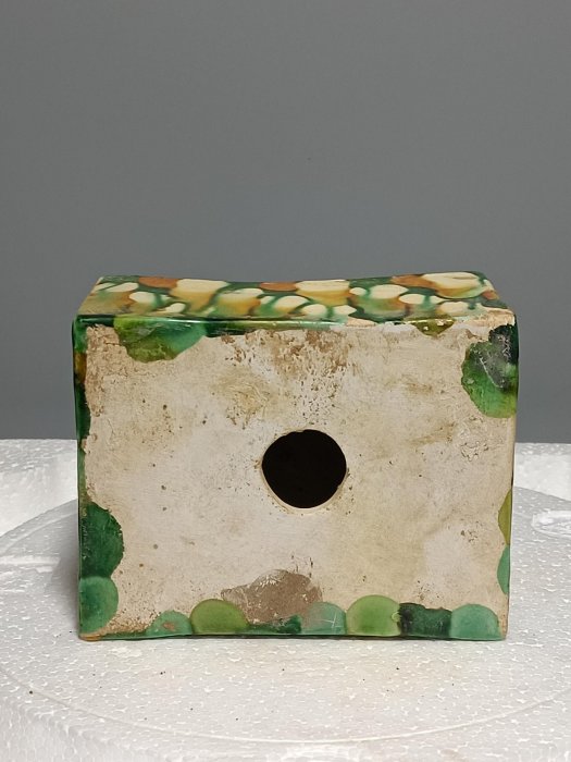 唐三彩脈枕，釉色豐富，帶有花卉圖案，尺寸：長12.8cm，寬10cm，高7cm