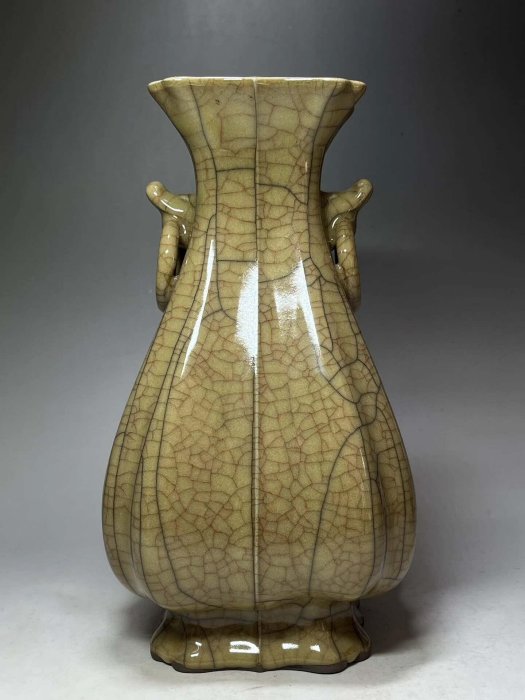 宋代哥窯雙耳瓶器型端正釉面開片自然金絲鐵線紋釉色溫潤胎質細膩高約