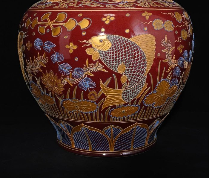 可議價明代祭紅釉瀝粉描金魚藻紋蓋罐，高44×34厘米??20007490禦窯