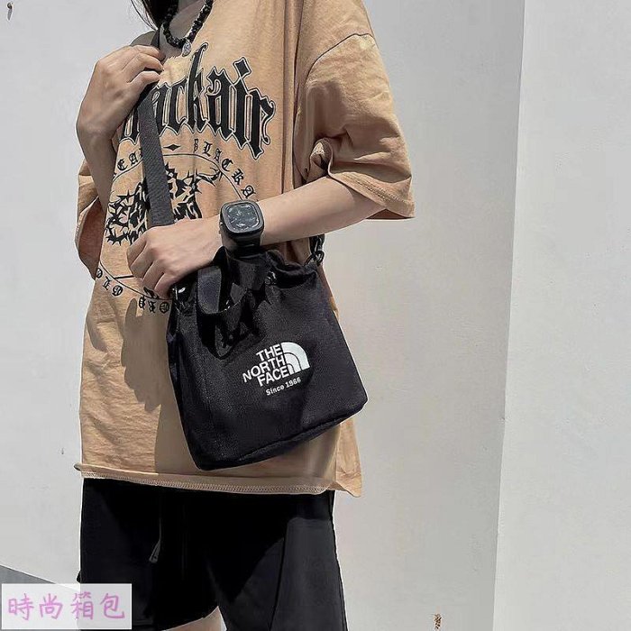 北面 The North Face 斜挎包 可調整肩帶 男女斜挎便捷收納包 情侶斜背包 抽繩收納包水桶包 包袋【時尚箱包】