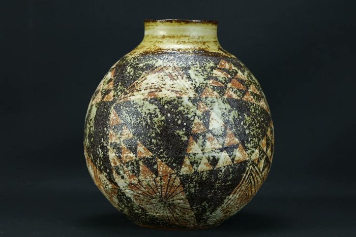 日本職人稻垣太津男作仿馬家窯彩陶花瓶，肚徑23cm、高25.5cm、重3432g