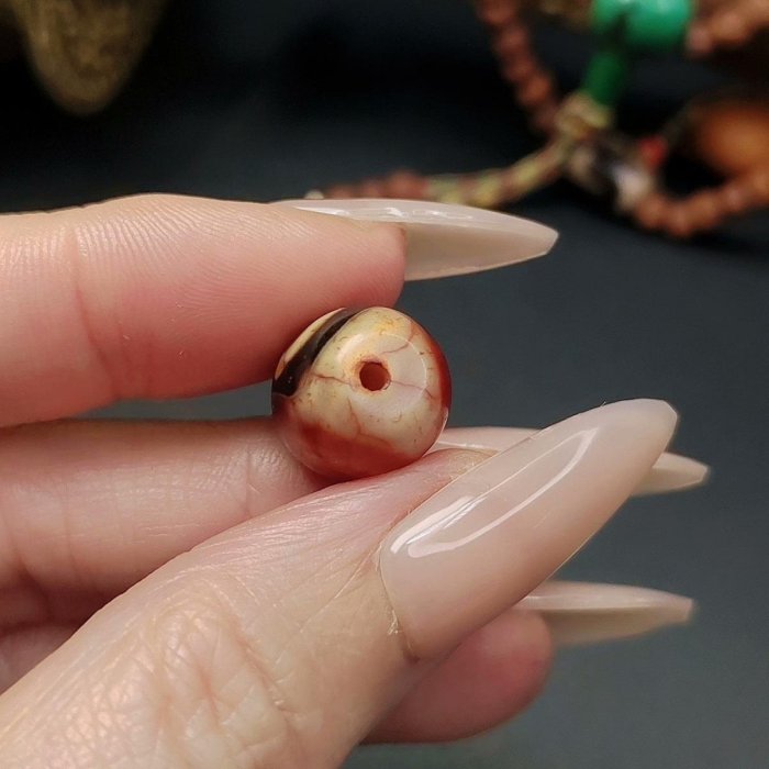 天珠蓮花三眼天珠臺灣寶源天珠至純瑪瑙材質采用傳統手工打磨工藝，珠身