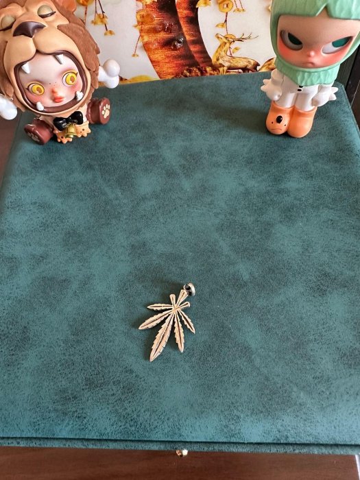 嚴選中古迴流銀質楓葉形狀小吊墜，喜愛收藏者不容錯過 精緻細膩，適合各種搭配，展現獨特品味 楓葉 串飾 吊墜