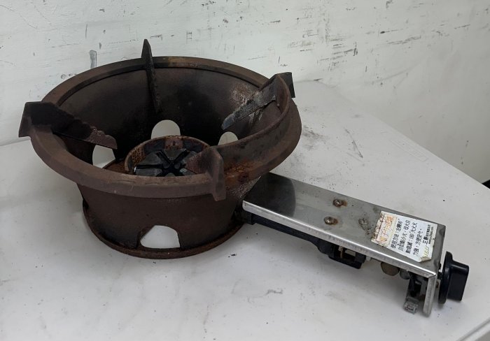 鑫忠廚房設備-餐養設備：二手電子點火銅芯快速爐頭-賣場有油炸機-水槽-烤箱-西餐爐-微波爐-電磁爐-瓦斯爐-發酵箱-攪拌機-流理台-吊櫃-煮飯鍋-保溫鍋