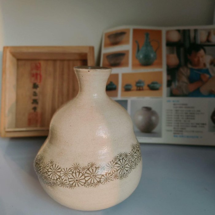 嚴選高麗青瓷名家鄭正默海晴作粉青菊紋花瓶，手制珍品，高13.5cm、肚徑