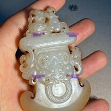 舊藏老玉和田玉戰國斧形佩飾“府上有龍” 斧面各雕有輔首紋飾兩側左右玉