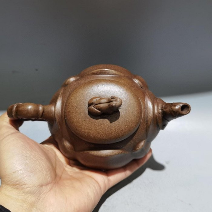 品名：青蛙荷葉壺底款：陳鳴遠8562 尺寸：17/9cm..容量：400cc泥料