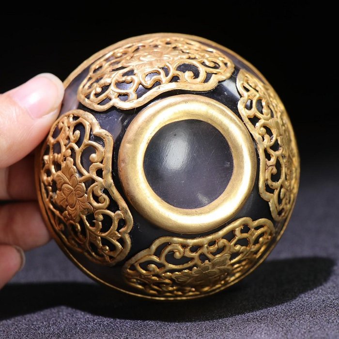 中国古美術 天然瑪瑙嵌 銅製菓子碗 供物器 描金 茶道具 古置物 古賞物 古擺件 臻品旧藏， 老玛瑙鎏金连枝纹镶嵌杯包浆厚重，沁色入骨，工艺精湛