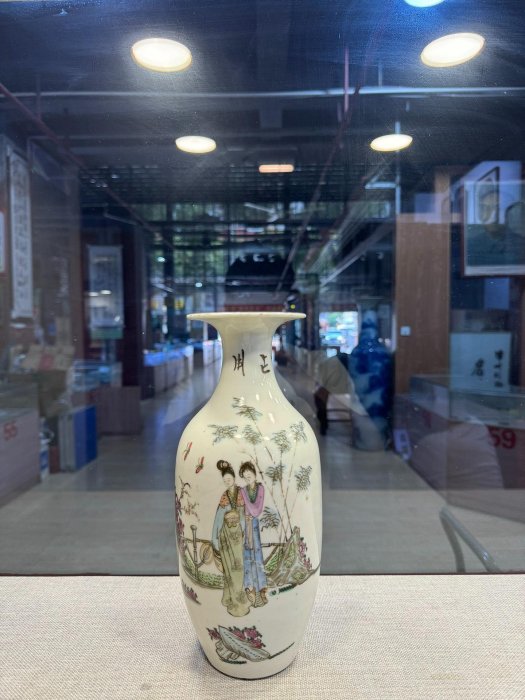 嚴選民國時期粉彩仕女圖尺瓶，全品完整無缺，余源興創作，精美器型附