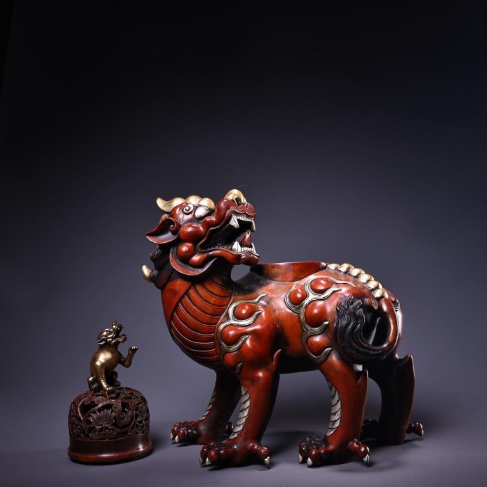 中国古美術・旧蔵鎏金鎏银の麒麟置物・瑞獣・純銅制・高浮彫・案頭・文房・禮品・風水 珍品舊藏純紅銅鎏金鎏銀聚財辟邪獸熏香爐工藝精湛造型精美重4200克高30