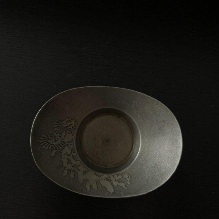 梅形 乾茂號造 古錫 錫製 茶托 嚴選老錫茶托乾茂號款，尺寸小巧珍藏級品相，梅蘭竹菊圖案精美，老物件