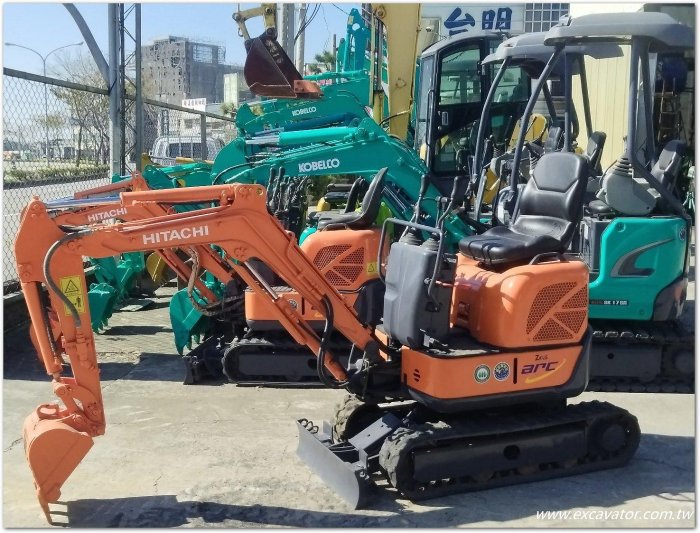 日本進口日立HITACHI建機ZX10U2外匯中古迷你級後方小迴旋可伸縮腳挖土機怪手挖掘機買賣庭院樹木移植鋪設園藝水電