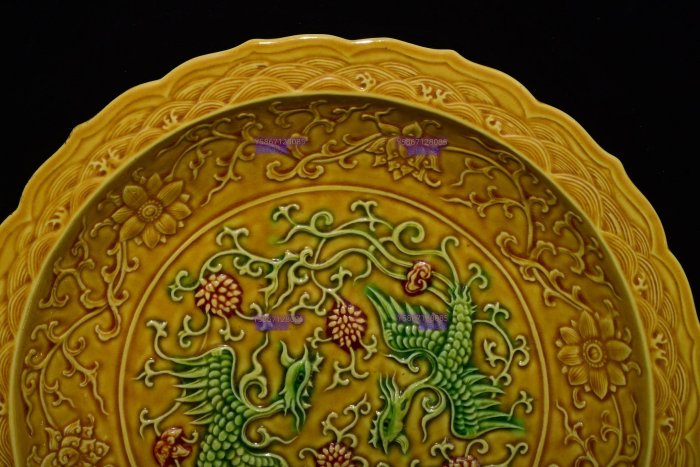 大明弘治年制黃釉加彩雕刻雙鳳紋賞盤，高5.3×33.5釐米40041 青花五彩